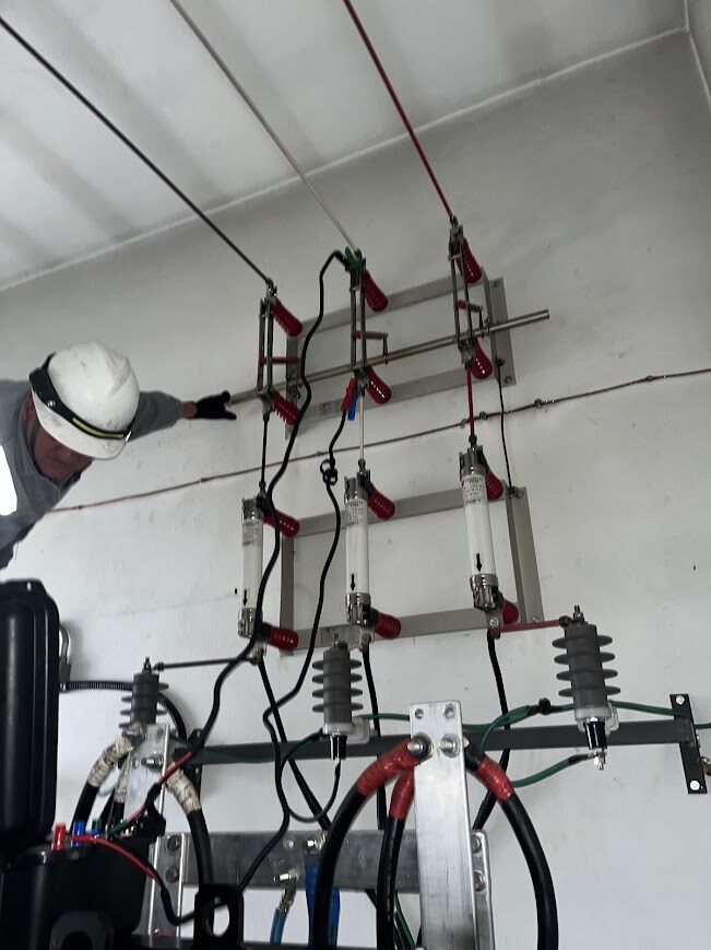 Técnico da Cadimo Engenharia realizando manutenção em cabine primária